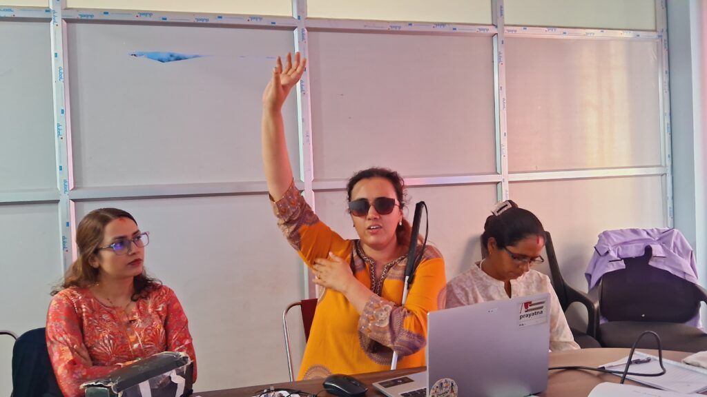 प्रशिक्षकले स्थानीय सवारीसाधनमा यात्रा गर्ने क्रममा अनुचित स्पर्शबाट कसरी बच्ने भन्ने देखाइरहनुभएको छ।