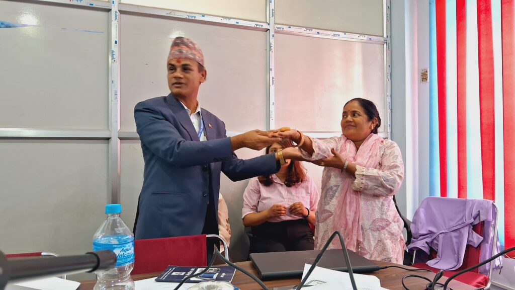 सहजकर्ताले सहभागितामूलक विधि प्रयोग गरी तालिम संचालन गरेको तस्बिर