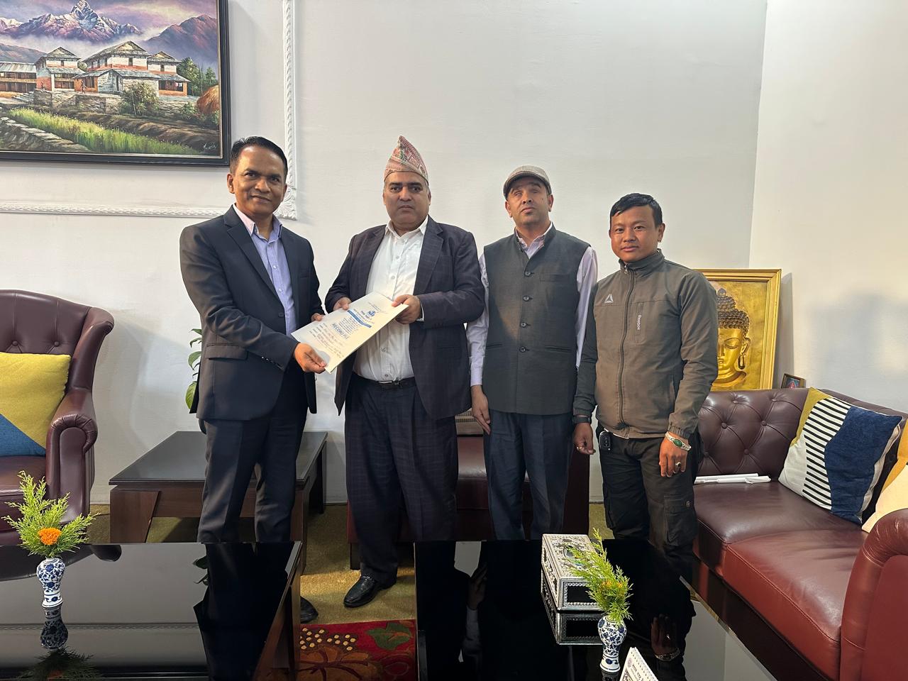 तस्बिरमा बाँया तिरबाट: प्रो. डा. विश्वनाथ पौडेल, नेपाल राष्ट्र बैंकका गभर्नर; श्री शिशिर खनाल, नेपाल नेत्रहीन संघका केन्द्रीय अध्यक्ष; श्री खोमराज शर्मा, समावेशीकरण सल्लाहकार; र श्री कुमार राई, चालक।