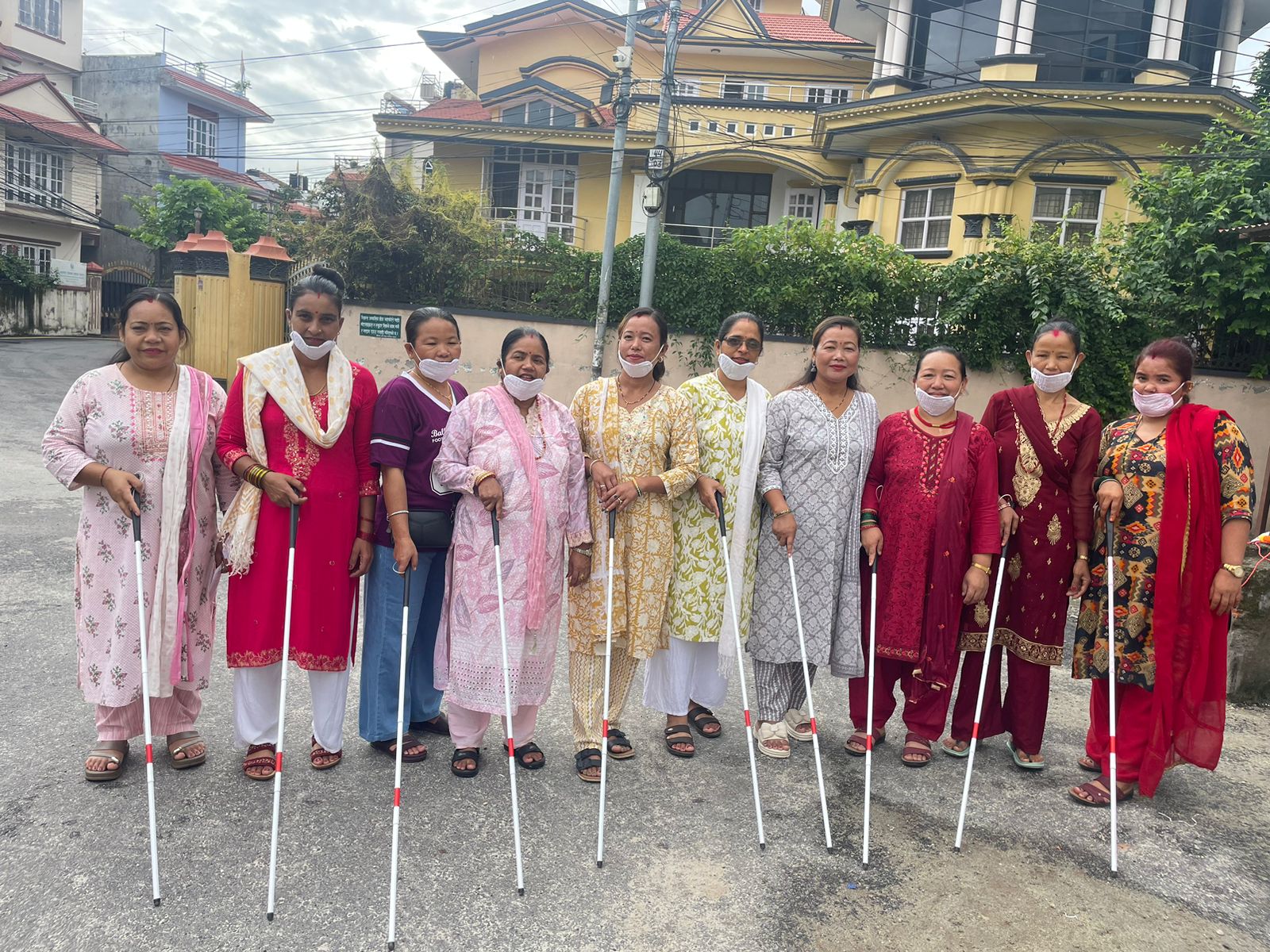 अभिमुखीकरण तथा गमन्शीलता तालिम सम्पन्न भएपछि सबै सहभागीहरूले सेतो छडी आँखा पट्टी साहित क्यामेरातर्फ फर्किएका छन्।