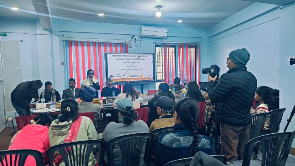 अपाङ्गता भएका महिलाहरुको वर्तमान अवस्था तथा भविस्य सम्बन्धि चर्चा गर्दैगरिरहनु भएको श्री लक्ष्मी नेपाल, access planetका कार्यकारी निर्देशक श्री लक्ष्मी नेपाल 