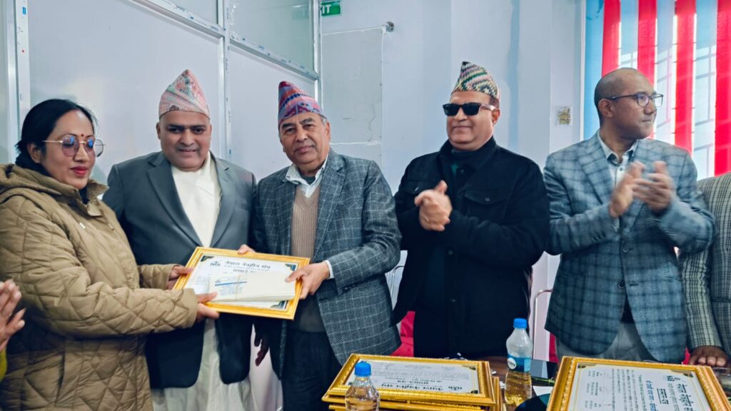 २०२५ मा सम्पन्न  1st Women’s T20 World Cup Cricket for the Blind प्रतियोगितामा नेपालको तर्फबाट उपविजेता भएका महिला खेलाडीहरूको सम्मान तथा पुरस्कार वितरण कार्यक्रममा प्रमाण पत्र वितरण गरिरहनु भएको प्रमुख अतिथीज्यु लगायत अन्य अथितिगण