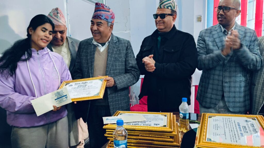 २०२५ मा सम्पन्न  1st Women’s T20 World Cup Cricket for the Blind प्रतियोगितामा नेपालको तर्फबाट उपविजेता भएका महिला खेलाडीहरूको सम्मान तथा पुरस्कार वितरण कार्यक्रममा प्रमाण पत्र वितरण गरिरहनु भएको प्रमुख अतिथीज्यु लगायत अन्य अथितिगण