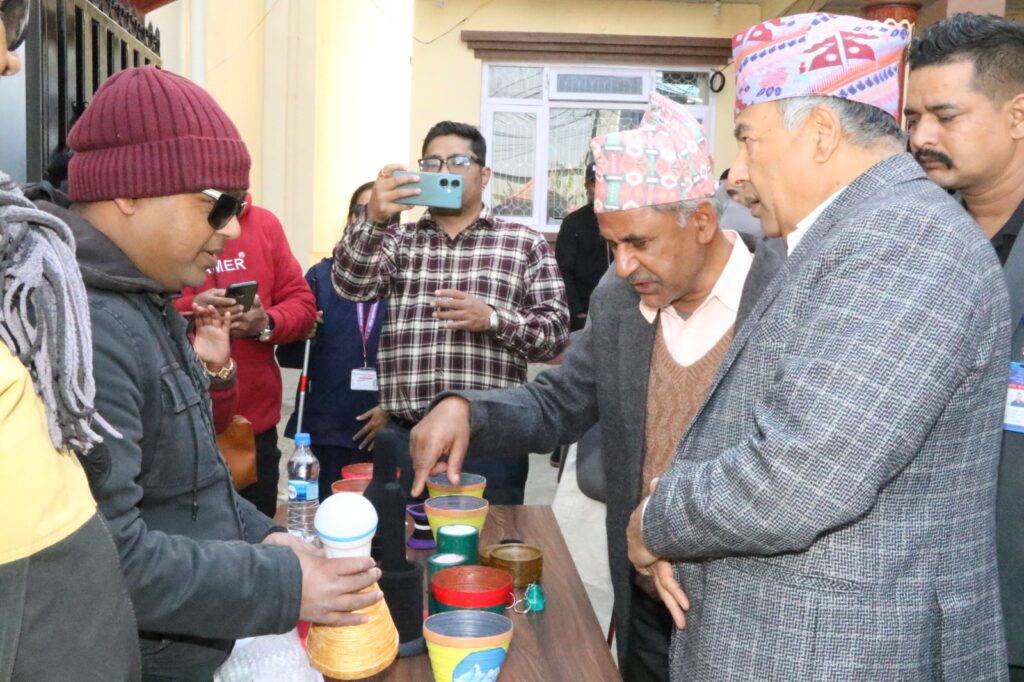 दृष्टिविहीन व्यक्तिहरूद्वारा उत्पादित हस्तकला प्रदर्शनीमा प्रमुख अतिथिज्यूसहित अन्य अतिथिहरूको अवलोकन गर्दै गरेको दृश्य।